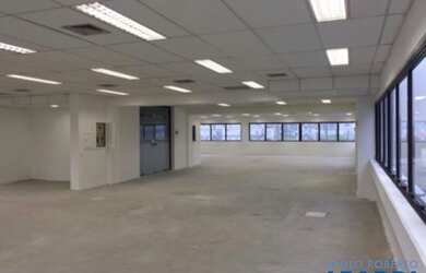 Imagem: O depósito possui 5 Vagas na garagem, 356m² de Área e está