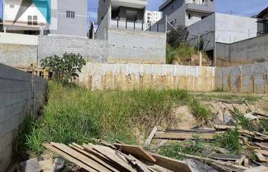 Imagem: O terreno possui 470m² de Área e está localizado em Portais