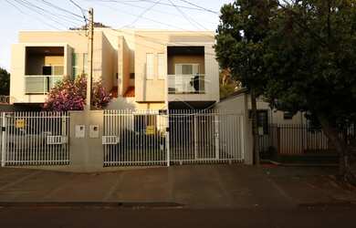 Imagem: A casa possui 3 Dormitórios, 3 Banheiros, 2 Vagas na garagem