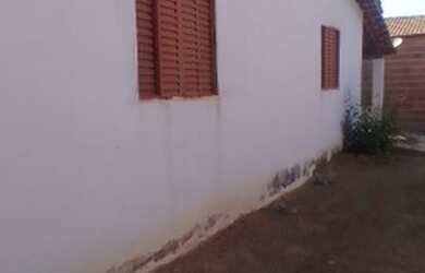 Imagem: A casa possui 2 Dormitórios, 1 Banheiro, 3 Vagas na garagem