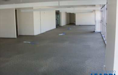 Imagem: O depósito possui 3 Vagas na garagem, 660m² de Área e está