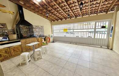 Imagem: A casa possui 2 Dormitórios, 3 Banheiros, 2 Vagas na garagem