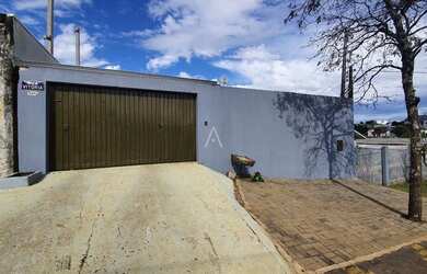 Imagem: A casa possui 3 Dormitórios, 2 Banheiros, 2 Vagas na garagem