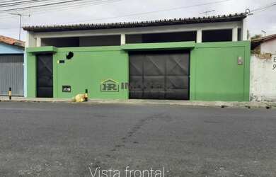 Imagem: A casa possui 4 Dormitórios, 1 Banheiro, 2 Vagas na garagem