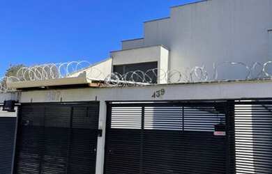 Imagem: A casa possui 3 Dormitórios, 2 Banheiros, 2 Vagas na garagem