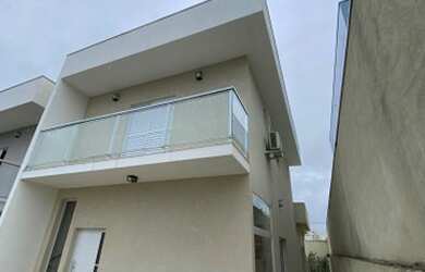 Imagem: A casa possui 2 Dormitórios, 3 Banheiros, 2 Vagas na garagem