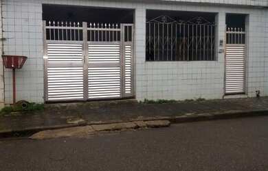 Imagem: A casa possui 3 Dormitórios, 1 Banheiro, 1 Vaga na garagem