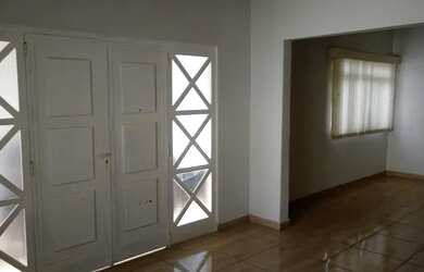 Imagem: A casa possui 2 Dormitórios, 1 Banheiro, 2 Vagas na garagem