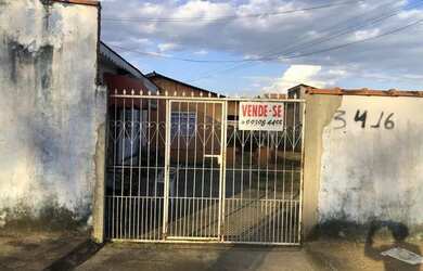 Imagem: A casa possui 3 Dormitórios, 1 Banheiro, 2 Vagas na garagem