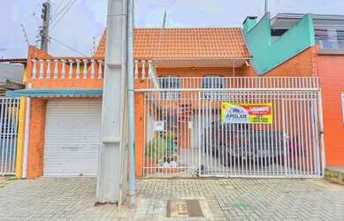 Imagem: A casa possui 3 Dormitórios, 2 Banheiros, 1 Vaga na garagem