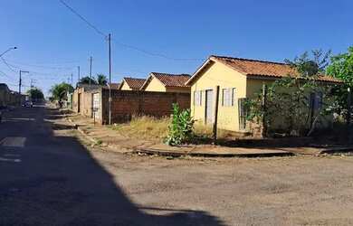 Imagem: A casa possui 2 Dormitórios, 1 Banheiro, 4 Vagas na garagem
