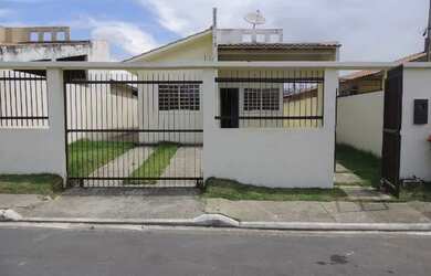 Imagem: A casa em condomínio possui 3 Dormitórios, 1 Banheiro, 2 Vagas