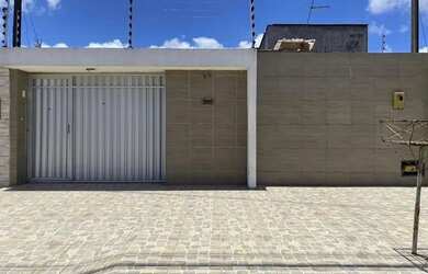 Imagem: A casa possui 3 Dormitórios, 2 Banheiros, 2 Vagas na garagem