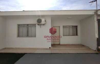 Imagem: A casa possui 2 Dormitórios, 1 Banheiro, 2 Vagas na garagem