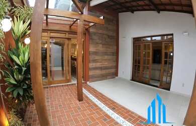 Imagem: A casa possui 3 Dormitórios, 2 Banheiros, 4 Vagas na garagem