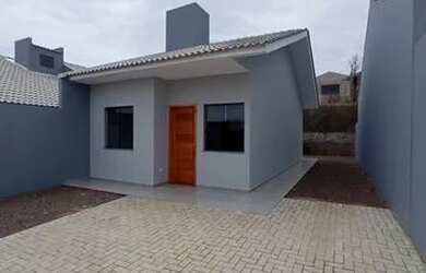 Imagem: A casa possui 2 Dormitórios, 1 Banheiro, 2 Vagas na garagem