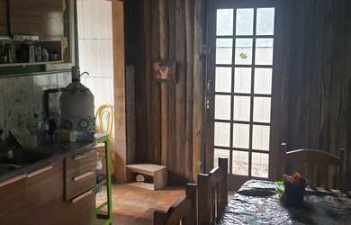 Imagem: A casa possui 3 Dormitórios, 4 Banheiros, 2 Vagas na garagem