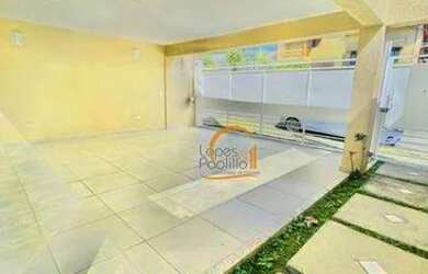 Imagem: A casa possui 3 Dormitórios, 1 Banheiro, 2 Vagas na garagem