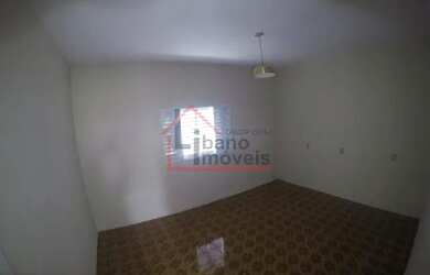 Imagem: A casa possui 3 Dormitórios, 2 Banheiros, 3 Vagas na garagem