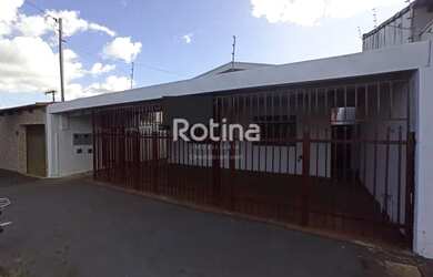 Imagem: A casa possui 3 Dormitórios, 1 Banheiro, 1 Vaga na garagem