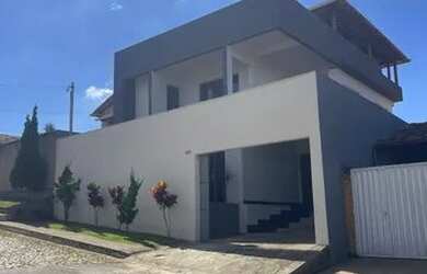 Imagem: A casa possui 4 Dormitórios, 3 Banheiros, 5 Vagas na garagem