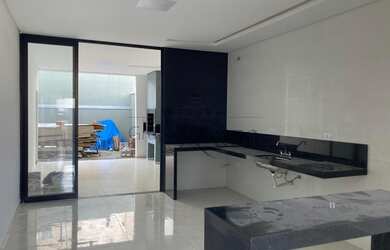 Imagem: A casa possui 3 Dormitórios, 3 Banheiros, 2 Vagas na garagem