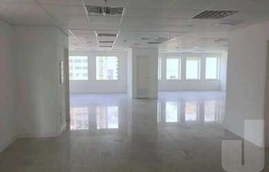 Imagem: O depósito possui 5 Vagas na garagem, 195m² de Área e está