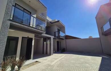 Imagem: A casa possui 3 Dormitórios, 3 Banheiros, 2 Vagas na garagem