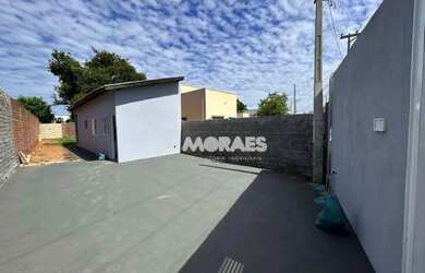 Imagem: A casa possui 2 Dormitórios, 1 Banheiro, 3 Vagas na garagem