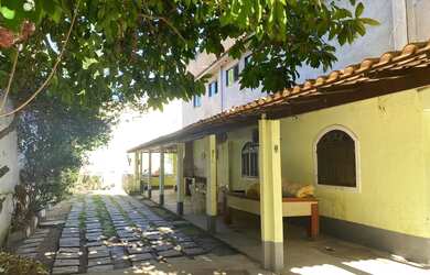 Imagem 4: Casarão em Rio das ostras e 2 ap em cima e 2 lojas na frente