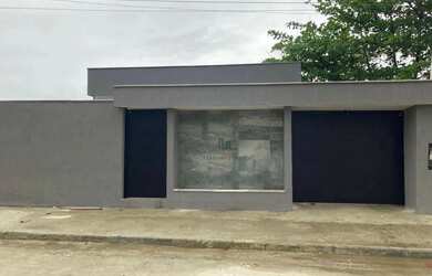 Imagem: A casa possui 3 Dormitórios, 2 Banheiros, 2 Vagas na garagem