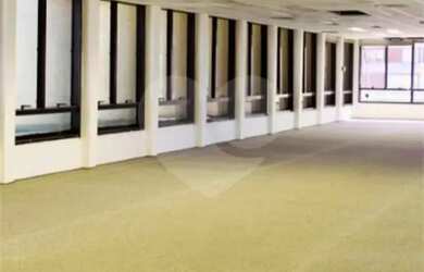 Imagem: O depósito possui 5 Vagas na garagem, 211m² de Área e está