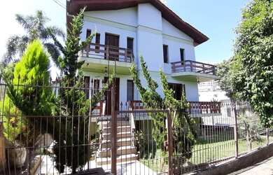 Imagem: A casa possui 3 Dormitórios, 1 Banheiro, 2 Vagas na garagem