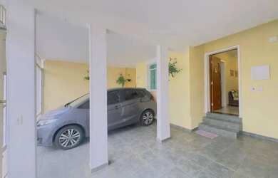 Imagem: A casa possui 5 Dormitórios, 3 Banheiros, 3 Vagas na garagem