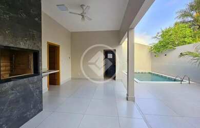 Imagem: A casa possui 3 Dormitórios, 2 Banheiros, 2 Vagas na garagem