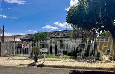 Imagem: A casa possui 3 Dormitórios, 4 Banheiros, 2 Vagas na garagem