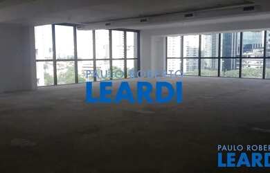 Imagem: O depósito para alugar possui 5 Vagas na garagem e 369m² de