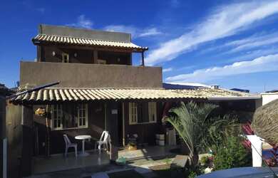 Imagem: A casa possui 3 Dormitórios, 4 Banheiros, 2 Vagas na garagem