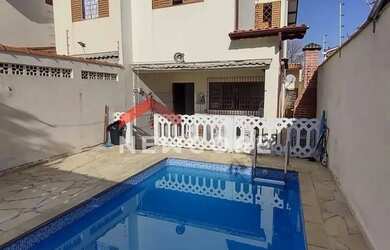 Imagem: A casa possui 3 Dormitórios, 1 Banheiro, 1 Vaga na garagem