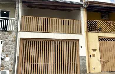 Imagem: A casa possui 3 Dormitórios, 2 Banheiros, 2 Vagas na garagem