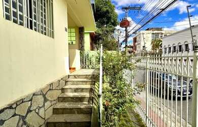 Imagem: A casa possui 3 Dormitórios, 2 Banheiros, 5 Vagas na garagem