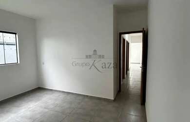 Imagem: A casa possui 3 Dormitórios, 2 Banheiros, 3 Vagas na garagem