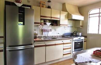 Imagem 8: Sobrado Espaçoso com Piscina em Terreno Privilegiado