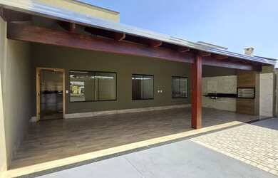 Imagem: A casa possui 3 Dormitórios, 2 Banheiros, 2 Vagas na garagem