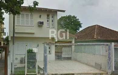 Imagem: A casa possui 3 Dormitórios, 3 Banheiros, 4 Vagas na garagem