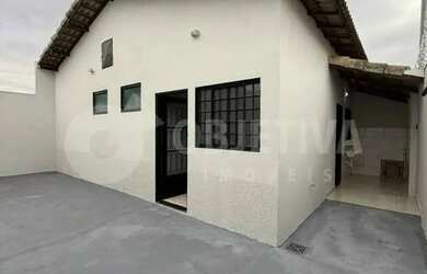 Imagem: A casa possui 2 Dormitórios, 2 Banheiros, 2 Vagas na garagem