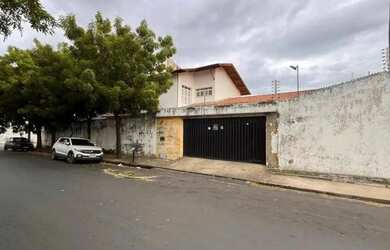 Imagem: A casa possui 5 Dormitórios, 5 Banheiros, 5 Vagas na garagem