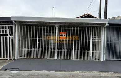 Imagem: A casa possui 2 Dormitórios, 2 Banheiros, 2 Vagas na garagem