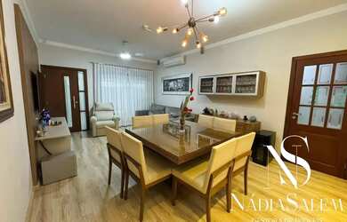 Imagem: A casa possui 3 Dormitórios, 1 Banheiro, 2 Vagas na garagem