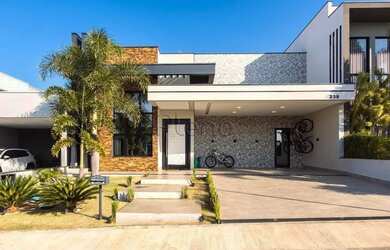 Imagem: A casa em condomínio possui 3 Dormitórios, 2 Banheiros, 4